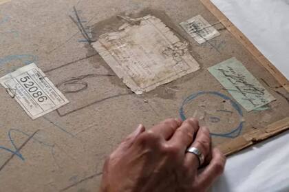 El autorretrato está escondido debajo de pegamento y cartón