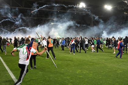 El Auxerre venció al Saint-Etienne. Los hinchas de este último invadieron el campo de juego y agredieron a jugadores rivales y chocaron con la policía.