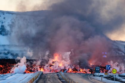 El avance de la lava cerca de la localidad de Grindavik, en Islandia. (Kristinn Magnusson / AFP) 