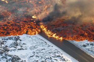 Una nueva erupción volcánica pone en alerta a Islandia: evacúan una zona turística por el avance de la lava