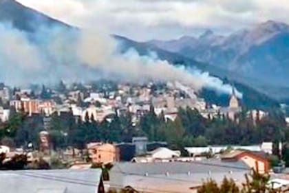 El avance del fuego hace pocos días, a la altura del km 1 de la avenida Bustillo, en Bariloche