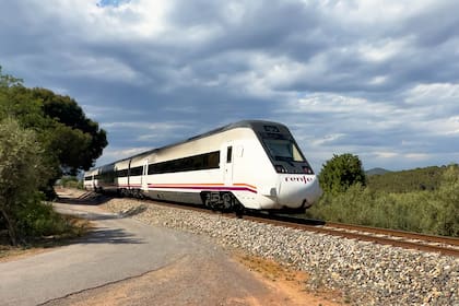 El AVE Serie 103 español es el tren comercial más rápido dentro de la flota de Renfe. En su ruta Madrid-Barcelona alcanza una máxima de 310 km/h. 