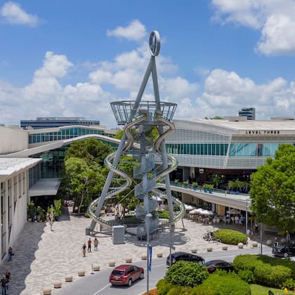 El Aventura Mall se ubica en el Bulevar Biscayne 19501, en Aventura, Florida