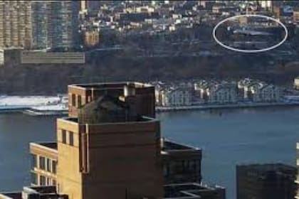 El avión 1549 - Airbus 320 de US Airways descendiendo sobre el río Hudson en plena ciudad de Nueva York