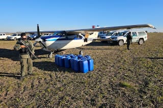 Bajaron en un campo con la aeronave cargada con 312 kilos de cocaína y en su fuga arrollaron a un gendarme