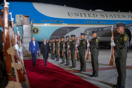 El avión Air Force One que trasladó al presidente Joe Biden aterrizó en México la noche del domingo
