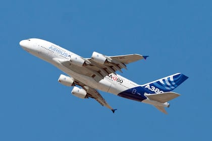 El avión A380, durante su muestra por el aire