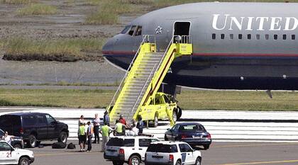 Terror en el aire: detienen en el aeropuerto de Boston a un hombre que apuñaló a una azafata tras abrir una de las puertas del avión