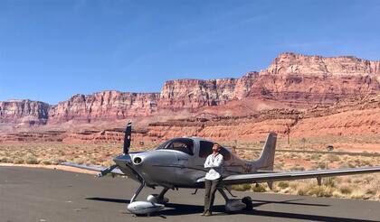 El avión aterrizó sobre una pequeña pista dentro del Gran Cañón, en Arizona. "Fue absolutamente divino", dice Alex