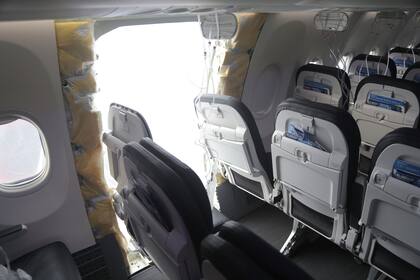 El avión Boeing 737-9 MAX de Alaska Airlines en que un se soltó en pleno vuelo. Foto tomada el 7 de enero de 2024, en Portland, Oregon