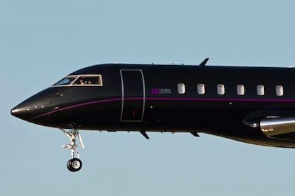 El avión Bombardier Global 5000, matrícula N18RU, en el que viajó Laura Belén Arrieta; cerca de la trompa lleva ploteado el logo de la empresa COC, de Scatturice