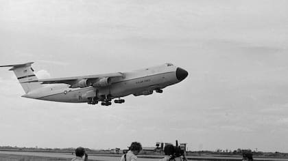 El avión C-5 en el que viajaba la coronel retirada Regina Aune, segundos antes de estrellarse