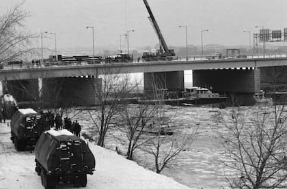 El avión chocó contra el puente de la calle 14, que conecta la Interestatal 395, una importante autopista que une Washington D.C. con el Condado de Arlington, en Virginia