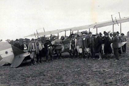 El avión Curtiss JN-90 del que, según testimonios, arrojaron comida y caramelos. Cuando los indígenas salían a recogerlos, los fusilaban