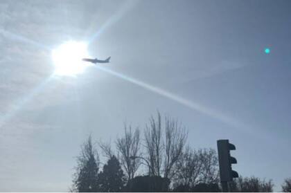 El avión da vueltas sobre Madrid porque debe deshacerse de todo su combustible