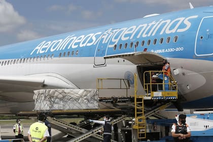 El avión de Aerolíneas Argentinas que transporta el segundo cargamento con vacunas Sputnik V aterriza en Ezeiza