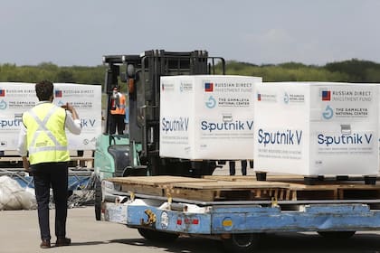 El vuelo de Aerolíneas Argentinas que debía despegar hacia Moscú el fin de semana para buscar 600.000 dosis de la vacuna Sputnik V se reprogramó sin fecha confirmada