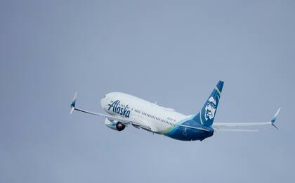 El avión de Alaska Airlines aterrizó sin problemas en Portland, Oregón (AP Foto/Craig Mitchelldyer)