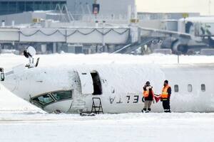 El avión de Delta Airlines volcado en el Aeropuerto Pearson de Toronto, Canadá, el 18 de febrero de 2025. (Chris Young/The Canadian Press vía AP)