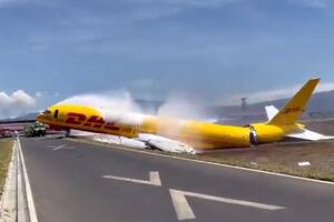 Un avión carguero de DHL se despistó y se partió en dos