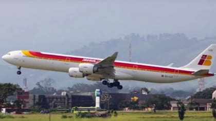 El avión de Iberia aterriza muy cerca de la gente y la valla que bordea el aeropuerto de San José de Costa Rica