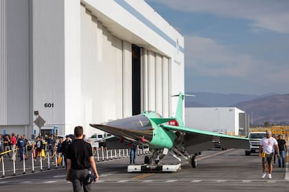 El avión de investigación X-59 de la NASA se trasladó a la pista de vuelo el pasado 16 de junio