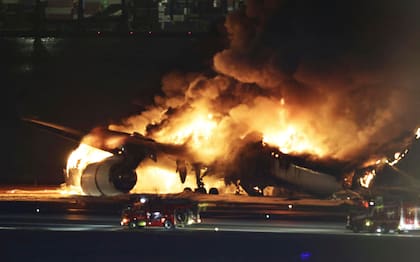 El avión de Japan Airlines que se incendió en Tokio.  (Kyodo News via AP)