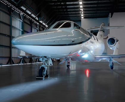 El avión de la empresa Alphacentauri en el que, según documentos publicados, viajó Adorni a Punta del Este