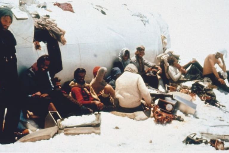 Las imágenes del momento del rescate de los sobrevivientes tras 72 días perdidos LA NACION Las imágenes del momento del rescate de los sobrevivientes tras 72 días perdidos LA NACION