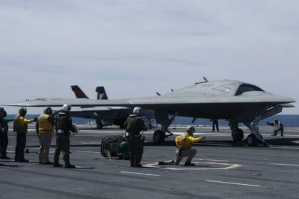 El avión experimental X-47B es el primero no tripulado en despegar desde un portaaviones