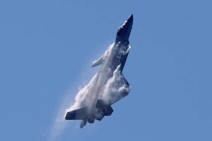 El avión invisible J-20 envuelto en una estela