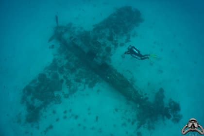 El avión japonés Aichi E13A yace sepultado en el fondo del Pacífico