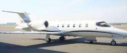 El avión Lear Jet 31 A fotografiado en el aeropuerto de Carrasco, Uruguay; la Justicia investiga si Jaime lo usaba como propio