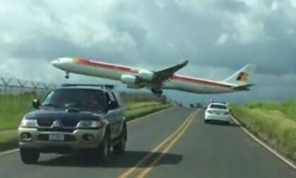 El avión pasó muy bajo y cerca de la ruta donde transitan los coches