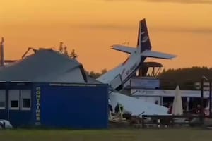 El fatal accidente de una avioneta que cayó en picada y se incrustó en un hangar