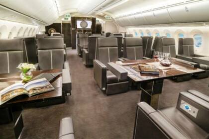 El avión presidencial cuenta con una elegante sala de juntas y una habitación de descanso