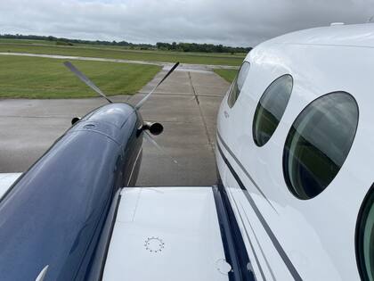 El avión privado debió aterrizar de emergencias en el aeropuerto Meadows Field en Bakersfield, California