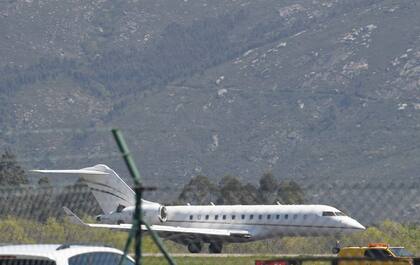 El avión privado en el que viajaba el rey emérito Juan Carlos I de España aterriza en el aeropuerto de Peinador en Vigo, norte de España, el 19 de abril de 2023.