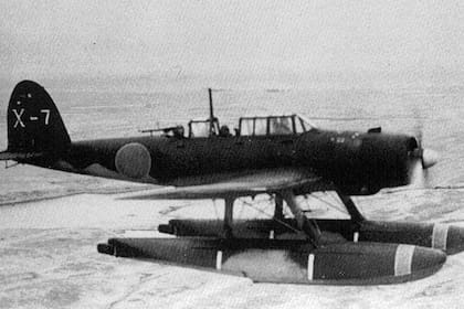 El avión que bombardeó el territorio continental estadounidense era un hidroavión biplano, el Yokosuka E14Y, conocido como "Glen" por los nortamericanos