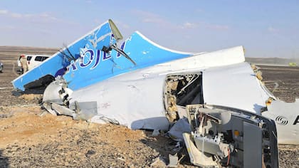 El avión quedó destrozado en el norte del Sinaí egipcio