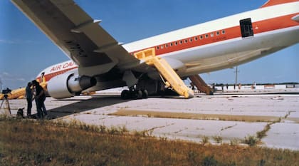 El avión quedó inclinado por la falta de uno de sus trenes de aterrizaje, entonces los pasajeros tuvieron que bajar desde la parte delantera del aparato.