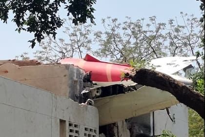 El avión se estrelló contra el comedor de un instituto médico