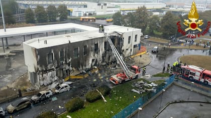 El avión se estrelló contra la fachada de un edificio de oficinas que estaba vacío