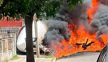 El avión se prendió fuego al estrellar contra una casa (Fuente: Archivo LN)