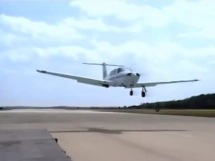 El avión sobrevuela la pista con solo dos de sus tres ruedas de aterrizaje bajas