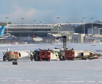 El avión volcado de Delta Airlines en el Aeropuerto Internacional Toronto Pearson el 17 de febrero del 2025. (Teresa Barbieri/The Canadian Press via AP)