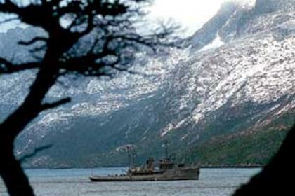 El navío Alférez Sobral de la Armada Argentina, fondeado frente al incomparable paisaje de Puerto Parry, en la isla de los Estados
