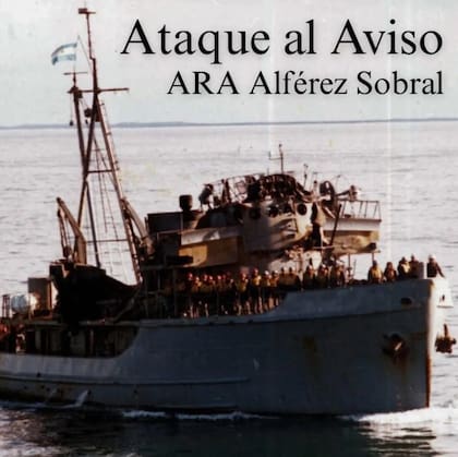 El aviso ARA Alférez Sobral como llegó a continente, con el puente de mando destruido y la bandera de guerra boradad con hilos de oro flameando desde la pluma, el punto más alto del buque tras el ataque