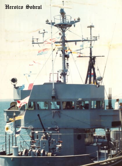 El Aviso ARA Alférez Sobral, fotografiado en febrero de 1983 durante la ceremonia de inauguración del Puerto de Aguas Profundas de San Antonio Este, poco tiempo después de ser reparado tras la Guerra de Malvinas