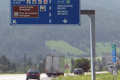 El aviso bilingüe en una autopista, en alemán e italiano, una postal frecuente